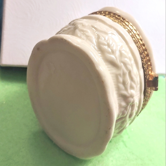 Vintage Glazed Porcelain Christmas Trinket Container - Picture 4 of 9